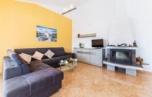 TV, lareira, mesa de pingue-pongue