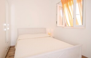 3 bedrooms, in-room safe, free WiFi, bed sheets