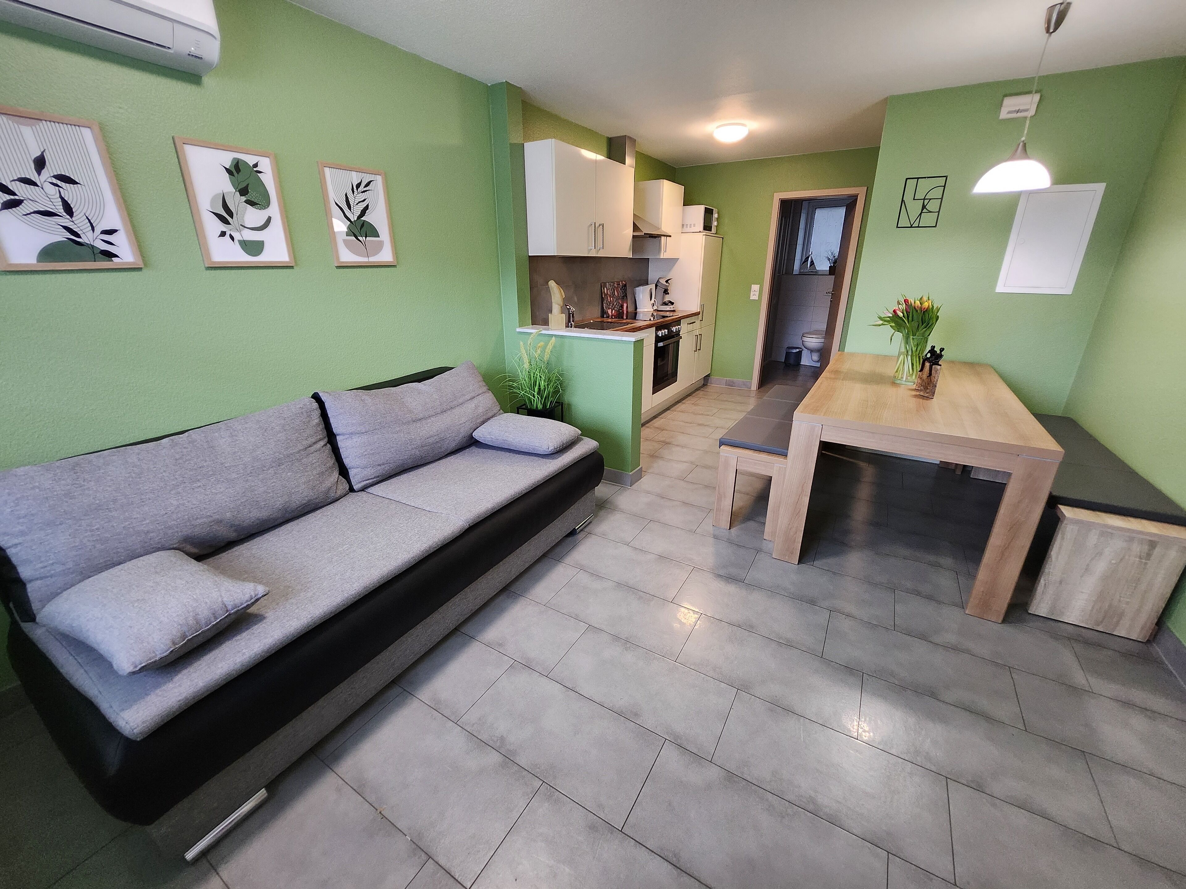 Apartamento Confort (6) | Zona de estar | Una televisión de pantalla plana, suelo radiante