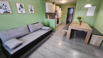 Apartamento Confort (6) | Zona de estar | Una televisión de pantalla plana, suelo radiante