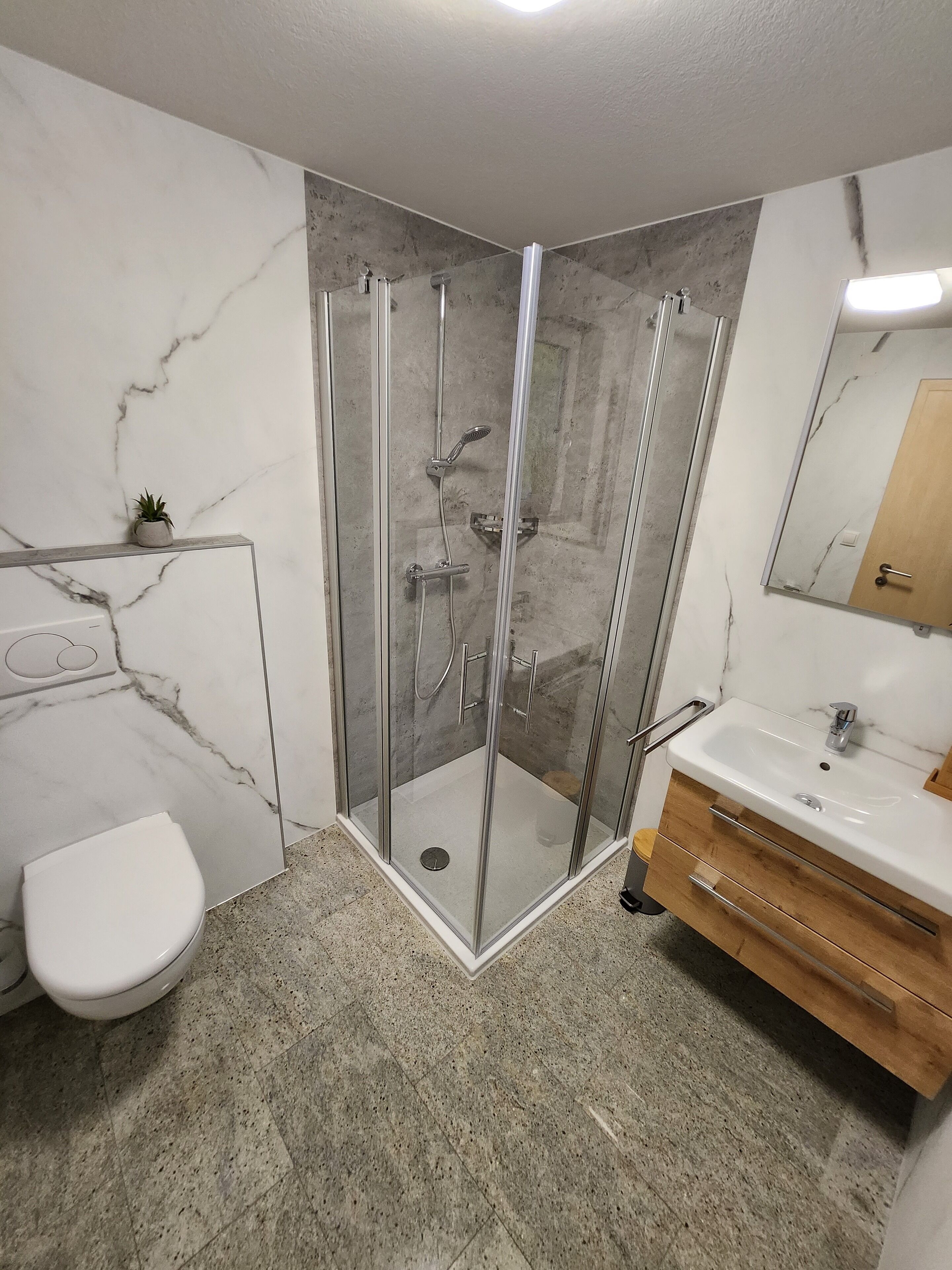 Comfort Apartment (2) | Bathroom | Shower, hair dryer, towels