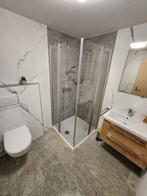 Comfort Apartment (2) | Bathroom | Shower, hair dryer, towels