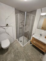 Comfort Apartment (2) | Bathroom | Shower, hair dryer, towels