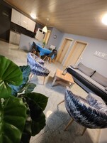 Apartamento Confort (1) | Zona de estar | Una televisión de pantalla plana, suelo radiante