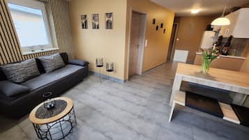 Apartamento Confort (7) | Zona de estar | Una televisión de pantalla plana, suelo radiante