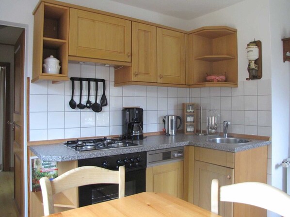 KĂŒhlschrank, Ofen, GeschirrspĂŒler, Hochstuhl