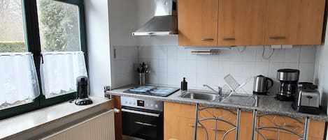 Kylskåp, mikrovågsugn, ugn och kaffe- och tebryggare