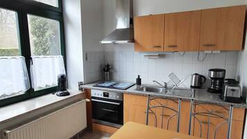 Kühlschrank, Mikrowelle, Ofen, Wasserkocher mit Kaffee-/Teezubehör