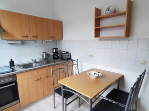 Kühlschrank, Mikrowelle, Ofen, Wasserkocher mit Kaffee-/Teezubehör