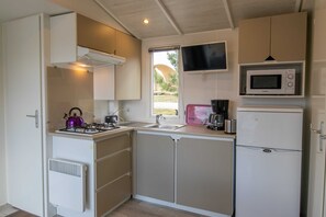 Frigorifero, microonde, macchina per tè/caffè, bollitore elettrico