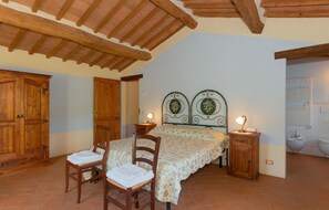 3 bedrooms, travel cot