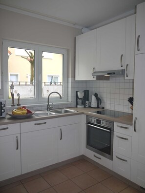 Kühlschrank, Mikrowelle, Ofen, Geschirrspüler