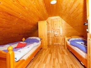 2 slaapkamers, reisbedje
