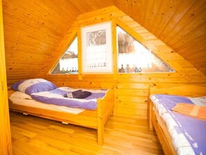 2 slaapkamers, reisbedje