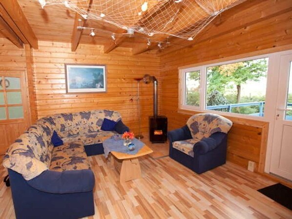 TV, fireplace - Ferienhaus Kranichblick am Bodden (Saal)