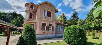 Lägenhet med skuggig trädgård och terrass