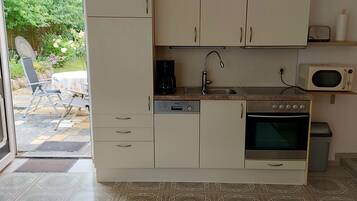 Een koelkast, een magnetron, een oven, een waterkoker