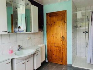 Dusche, Haartrockner, Seife, Toilettenpapier