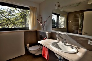 Secadora de cabello, toallas, jabón, papel de baño