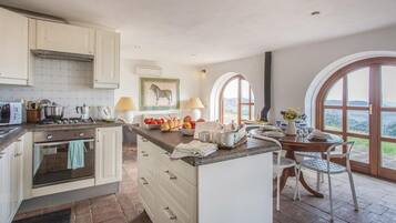 Frigorífico, placa de cocina, lavavajillas y utensilios de cocina