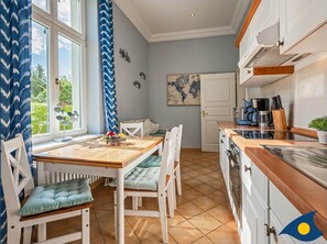 Fridge, oven, coffee/tea maker, electric kettle