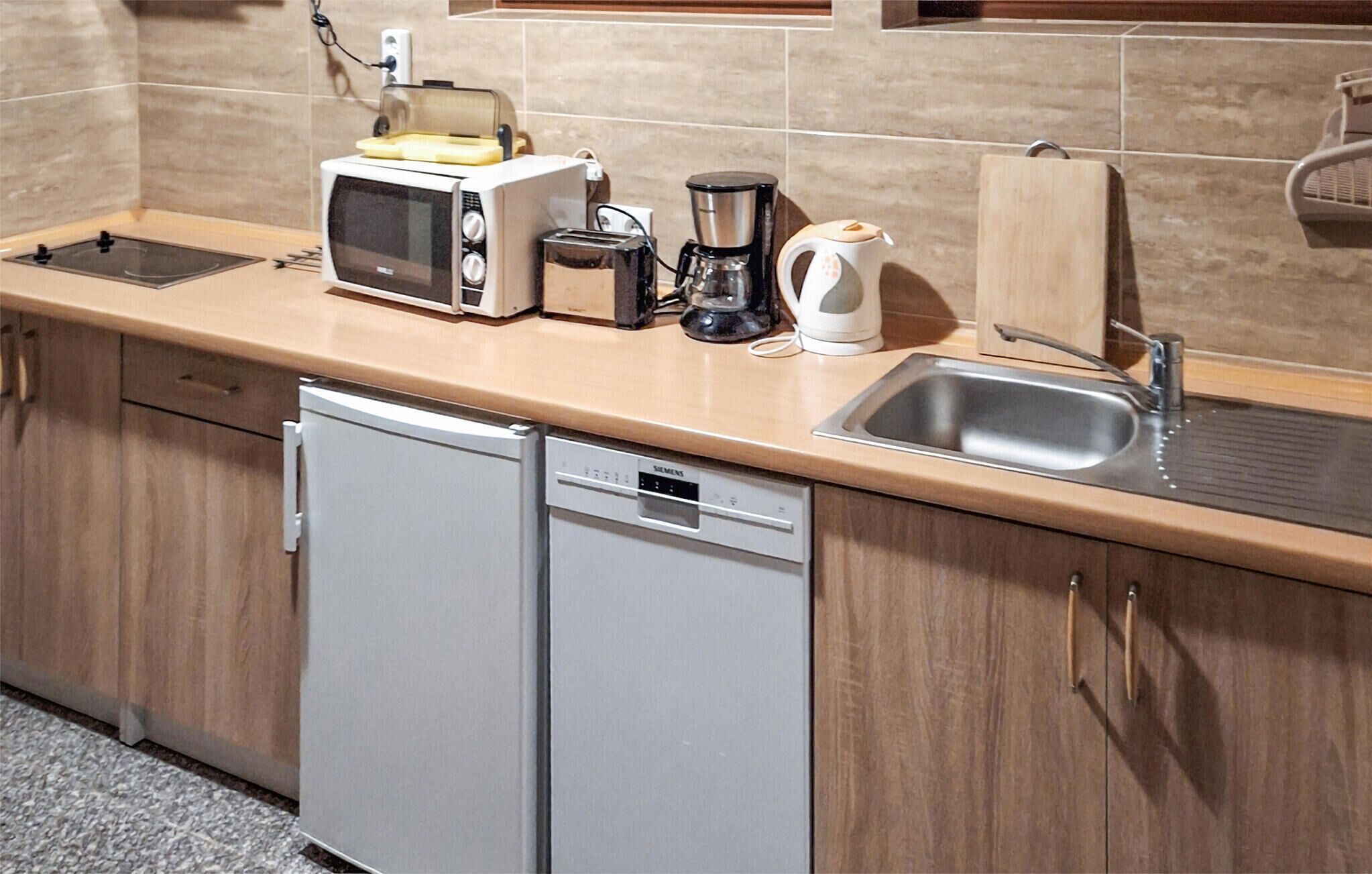 Réfrigérateur, plaque de cuisson, lave-vaisselle, cafetière/bouilloire