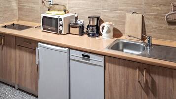 Réfrigérateur, plaque de cuisson, lave-vaisselle, cafetiÚre/bouilloire