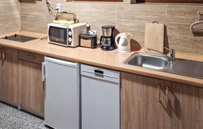 Fridge, stovetop, coffee/tea maker