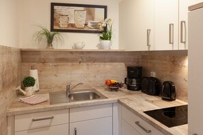 Réfrigérateur, four à micro-ondes, un four, lave-vaisselle