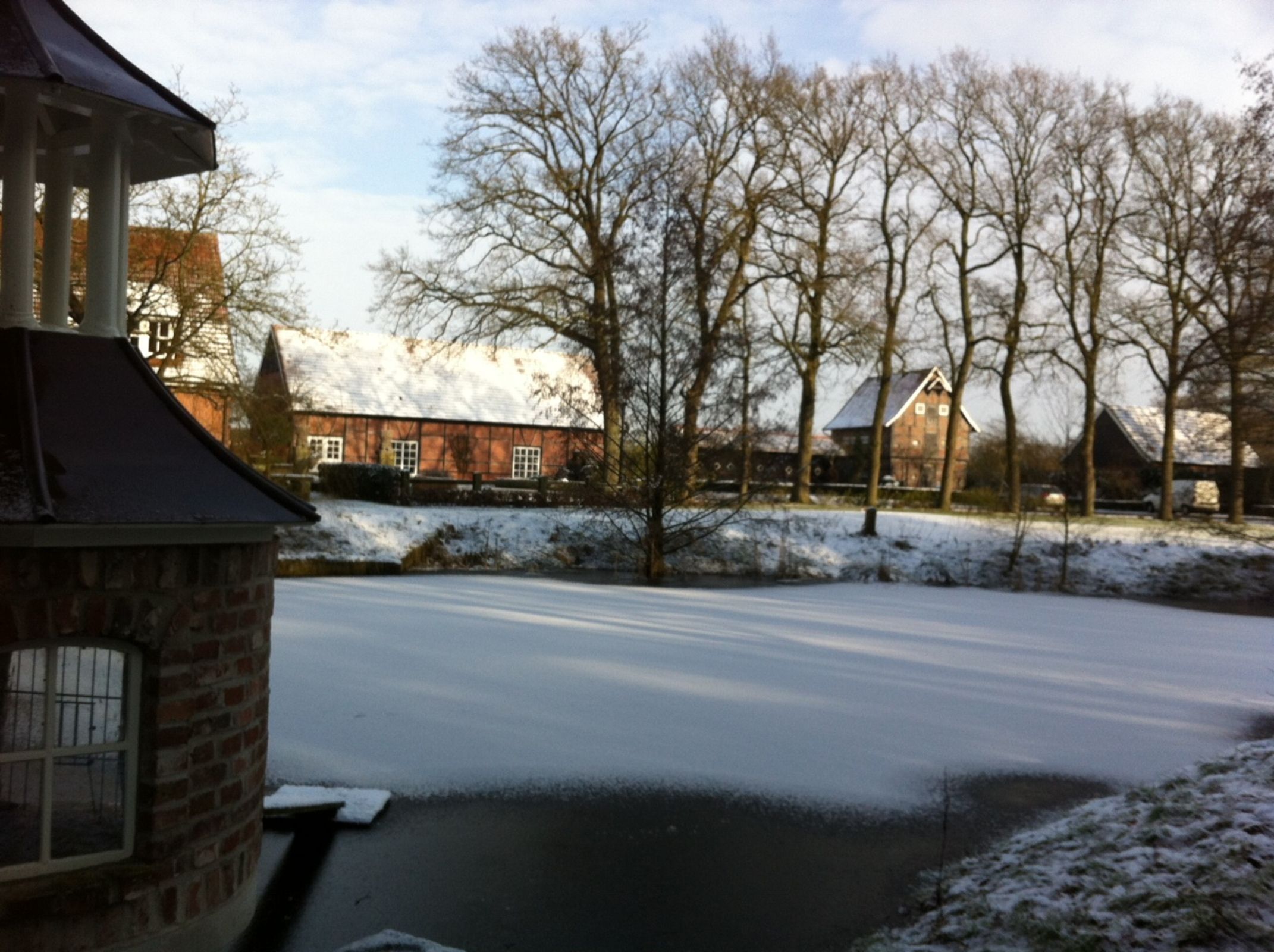 Een met sneeuw bedekte straat met huizen en bomen.