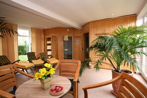A wooden interior with a round table, chairs, and a potted plant. - Vacation apartment Spieker 2nd floor - Waldseiter Hof (Bad Bentheim)