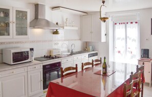Réfrigérateur, micro-ondes, plaque de cuisson, lave-vaisselle