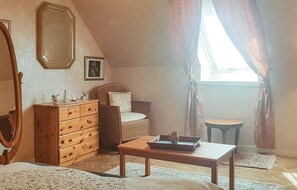 2 عدّة غرف نوم وسرير سفر وملاءات أسرّة