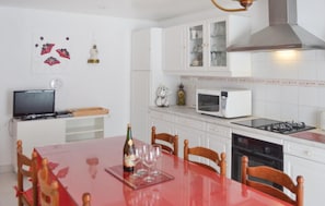 Réfrigérateur, four à micro-ondes, surface de cuisson, lave-vaisselle