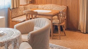 A cozy room with a wooden bench, a round table, and a single armchair. - 1 bedroom awesome home in Prümzurlay (Prümzurlay)