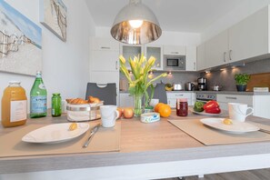 Een koelkast, een magnetron, een oven, een vaatwasser