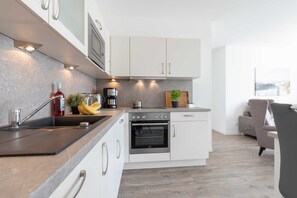 雪櫃、微波爐、焗爐、洗碗機