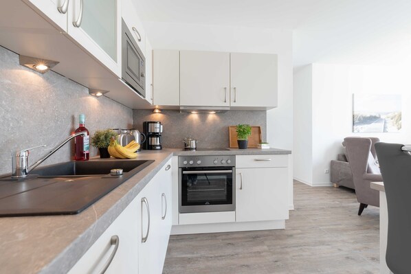 Kühlschrank, Mikrowelle, Ofen, Geschirrspüler