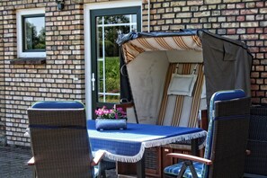 Terrace/patio - Detjens: Apartment in a quiet location with terrace and garden - Ferienwohnung Detjens (Ellingstedt)