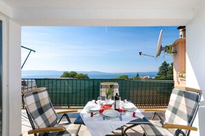 Outdoor dining - Holiday apartment with air conditioning (Novi Vinodolski)