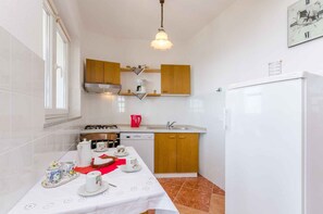 Réfrigérateur, un four, surface de cuisson, lave-vaisselle