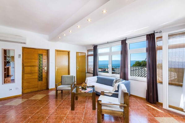 TV - Holiday apartment with air conditioning (Novi Vinodolski)