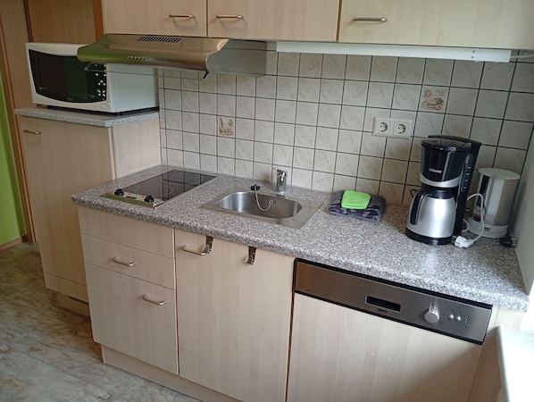 Coffee/tea maker, fridge, microwave, oven - 3-Person Apartments - Apartment 2 (Elend)