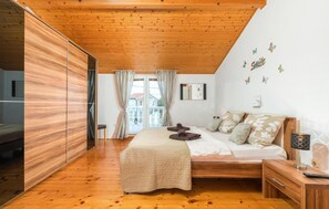 4 bedrooms, free WiFi, bed sheets