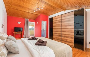 4 bedrooms, travel cot, free WiFi, bed sheets