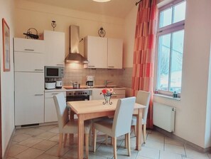 Kühlschrank, Mikrowelle, Ofen, Geschirrspüler