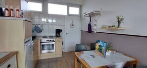 Réfrigérateur, four, tables à manger