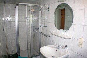 Shower, towels - App 2 (40m²) - Rügen-Fewo 267 (Mönchgut)