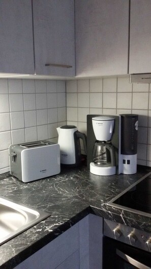 Een koelkast, een oven, een vaatwasser, een koffiezetapparaat/waterkoker