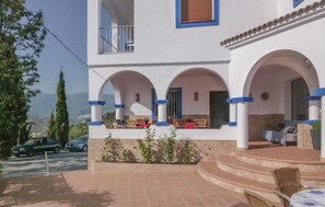 Outdoor dining - Stunning home in Sayalonga with WiFi (Sayalonga)